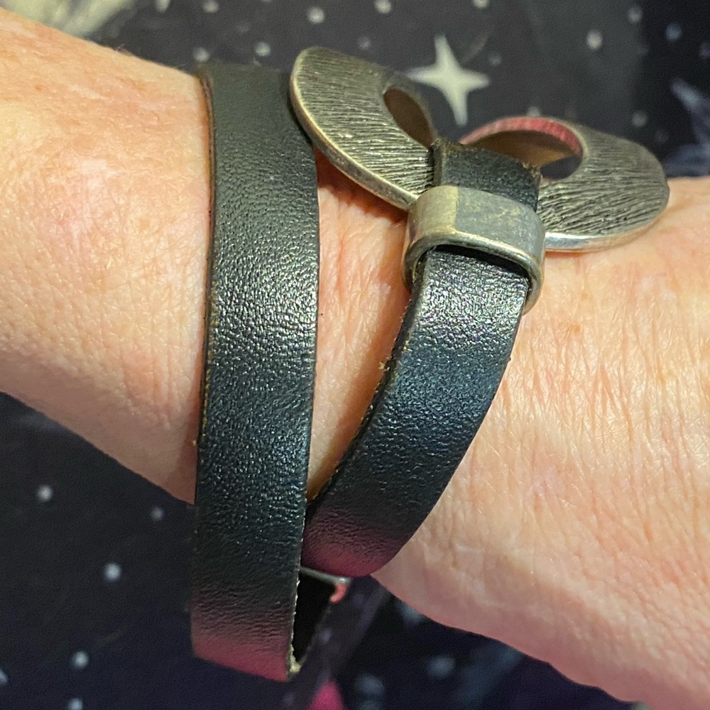 EUC SAACHI wrap bracelet,black leather band,pewter loop buckle - Picture 4 of 8